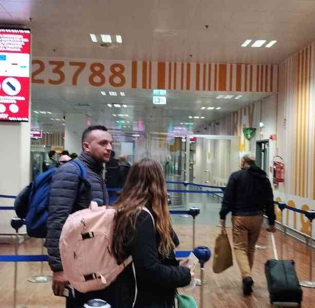 Contrôle des passeports à l'aéroport de Orio al Serio Milan Bergame photo gratuite