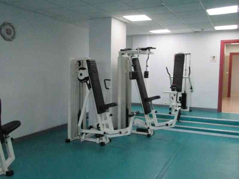 Equipement de gym dans une salle de sport