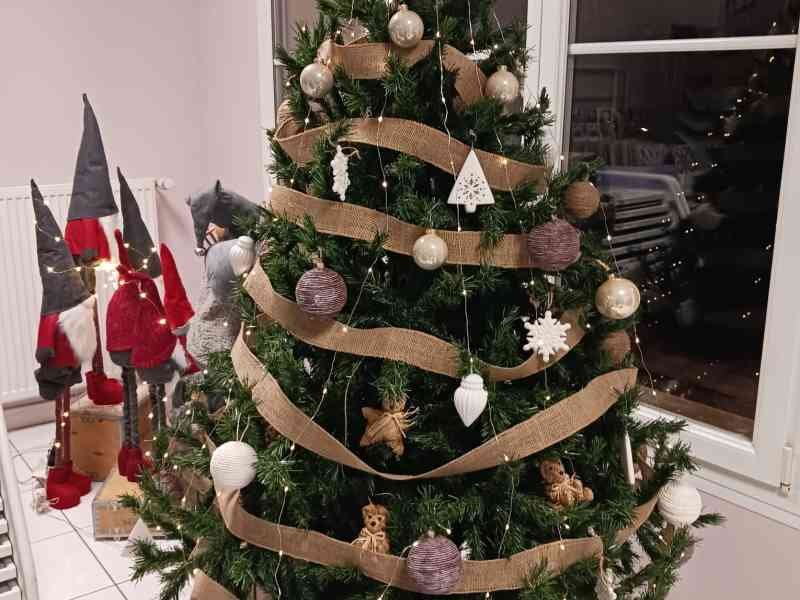 Un sapin de Noël décoré, photo gratuite