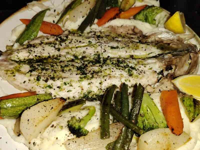 Plat de filet de Bar aux légumes, photo gratuite