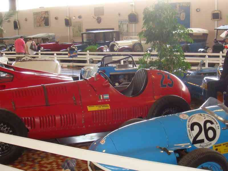 Voitures de course d’antan en exposition photo gratuite