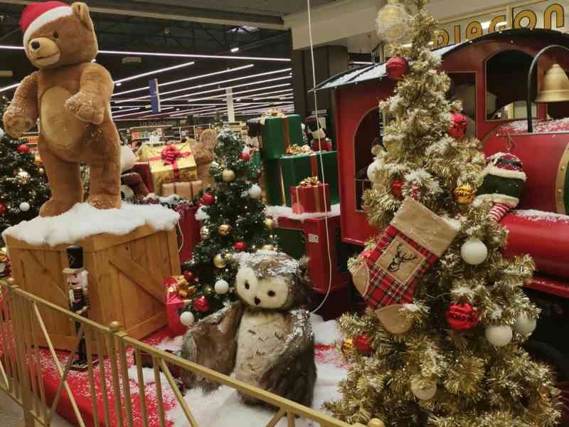 Décorations festives de Noël dans un centre commercial