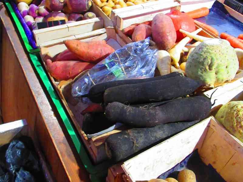 Étalage de légumes-racines au marché photo gratuite