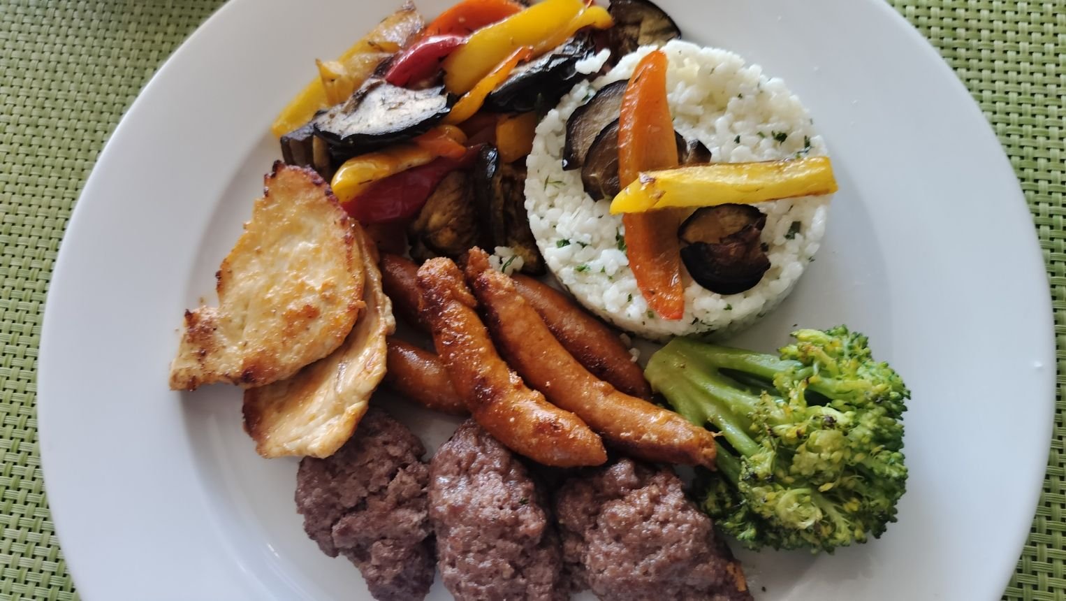 mixed grill légumes et riz, photo gratuite