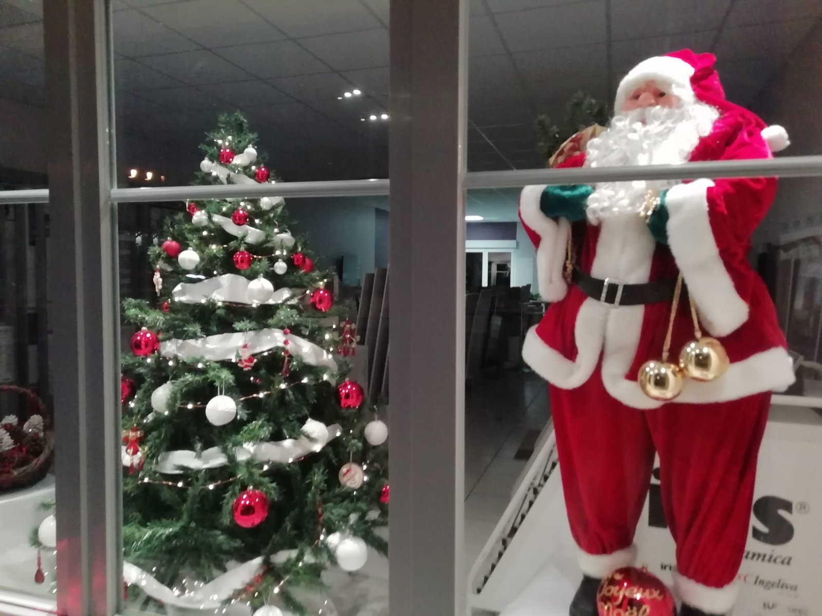 Une figurine de Père Noël et un sapin, photo gratuite