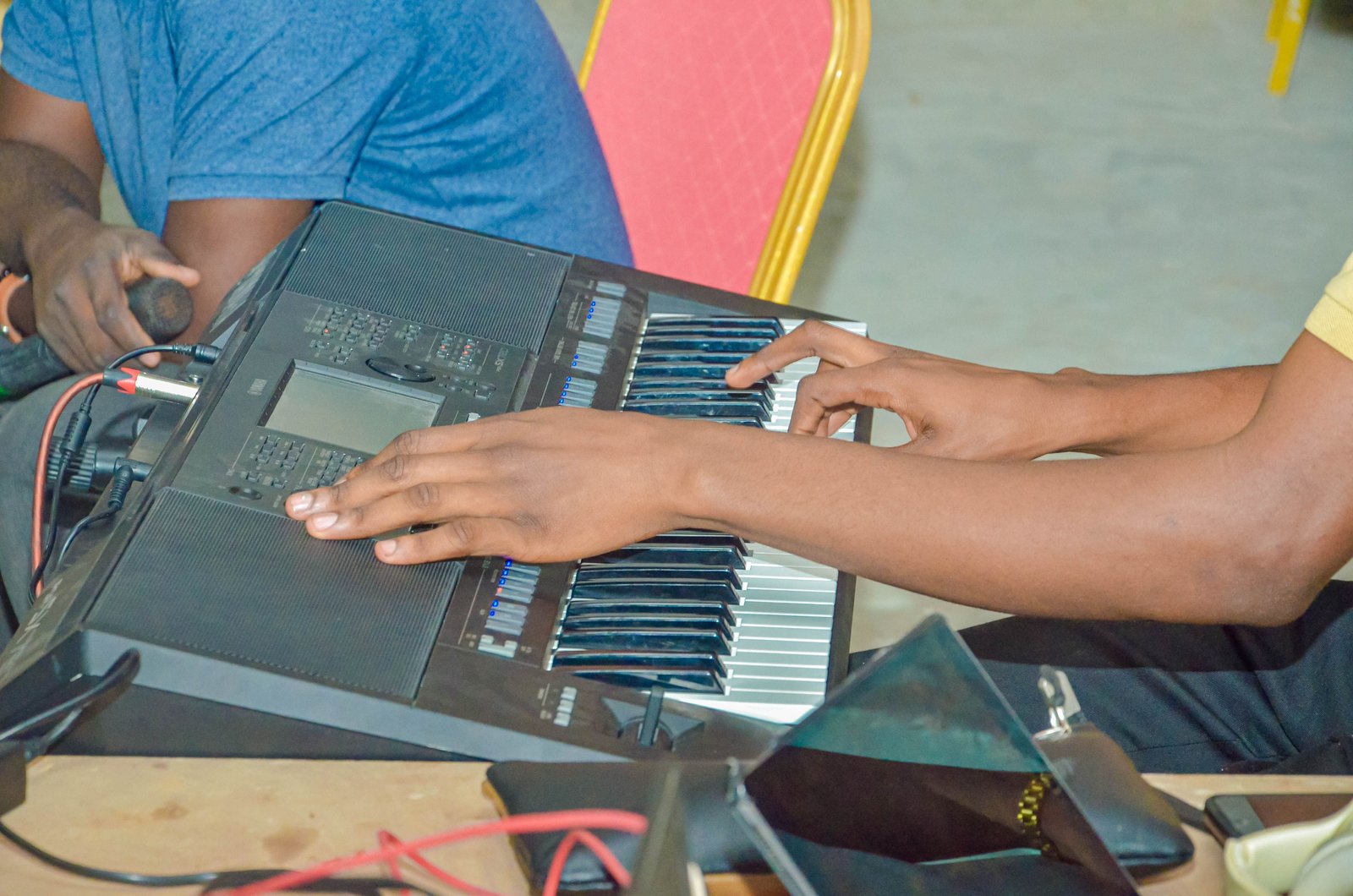 Les doigts d'un instrumentiste au clavier d'un piano photo gratuite