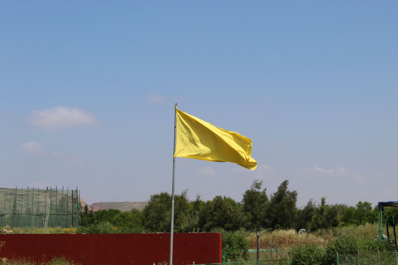 Drapeau sur un terrain de tir, photo gratuite