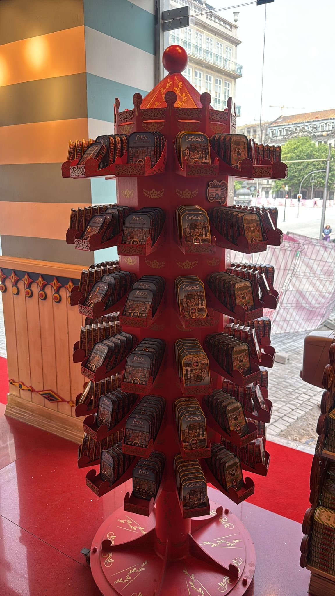 Manège présentant des boites de conserves dans une boutique, porto, Portugal, photo gratuite