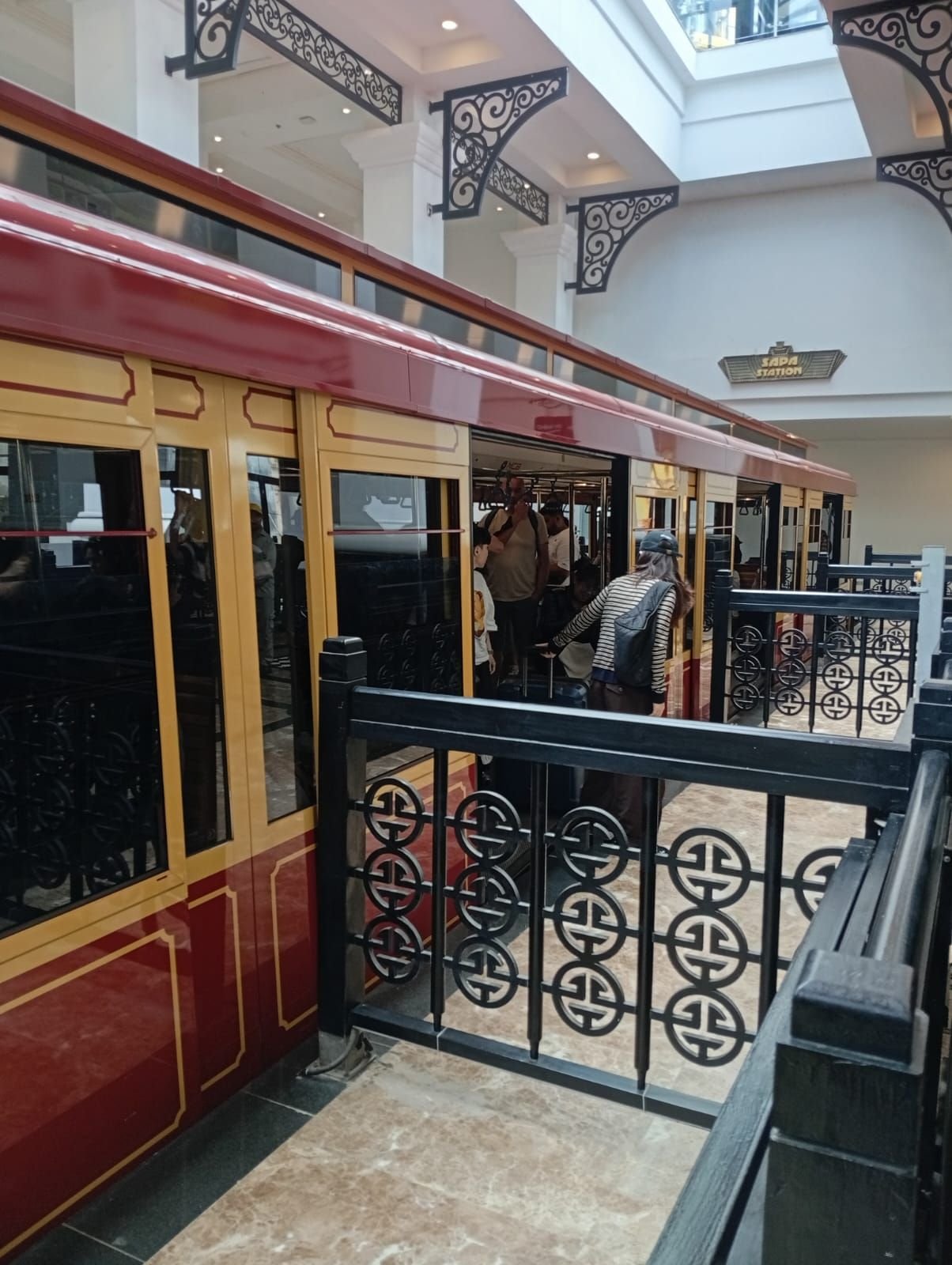 Train touristique dans le centre commercial Sun Plaza à Sapa, au Vietnam, photo gratuite