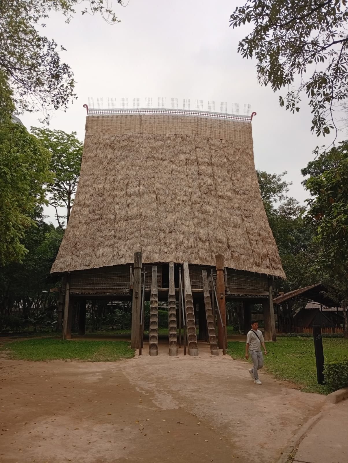 Maison communale Banhar, située dans le Musée d'ethnographie du Vietnam à Hanoï, photo gratuite