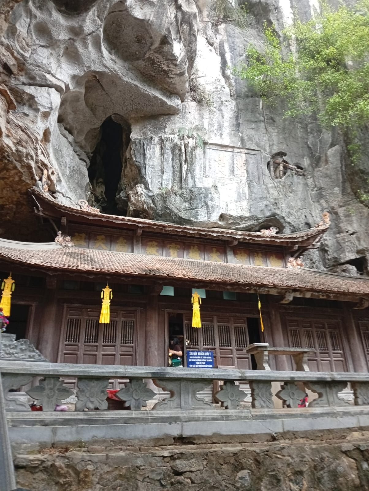 Pagode Bích Động, temples bouddhistes suspendu sur une falaise, à Ninh Bình, au Vietnam, photo gratuite