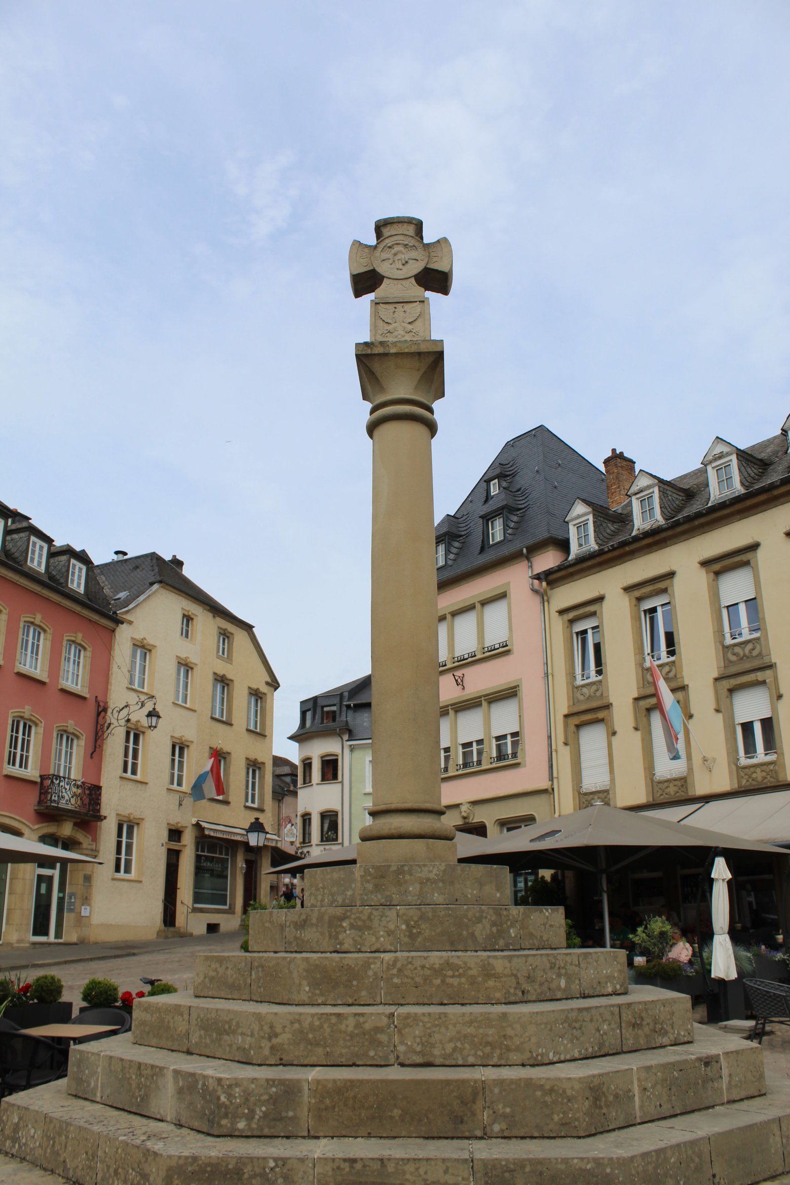 Croix de Justice sur la place du marché d'Echternach, au Luxembourg, photo gratuite