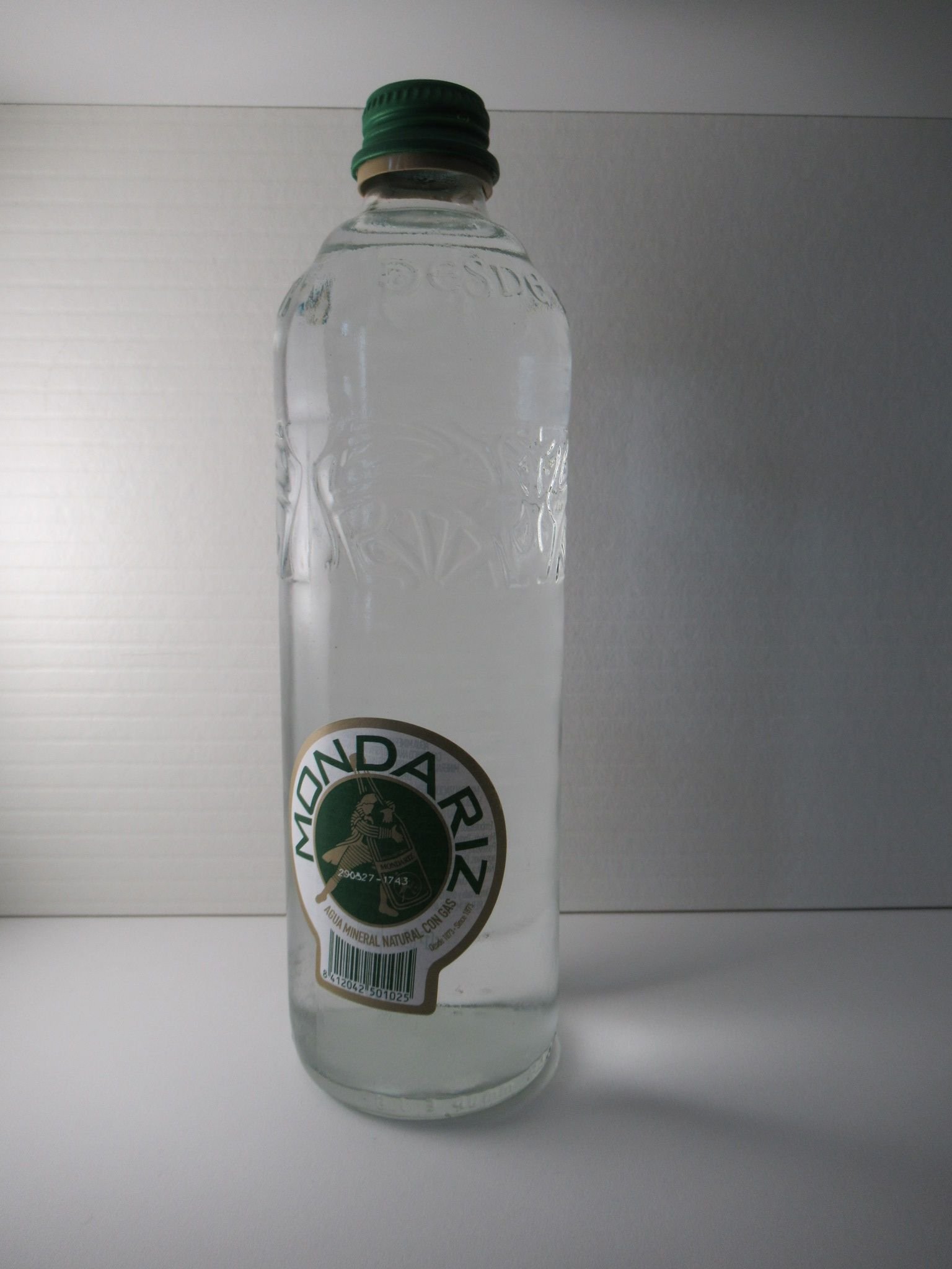 Une bouteille d'eau Mondariz, photo gratuite