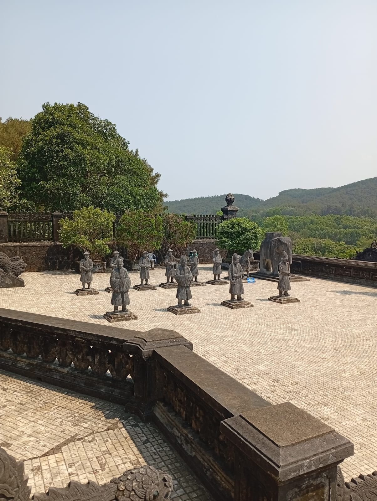 Sculptures en pierre dans la cours du tombeau de l'empereur Khai Dinh, Vietnam, photo gratuite