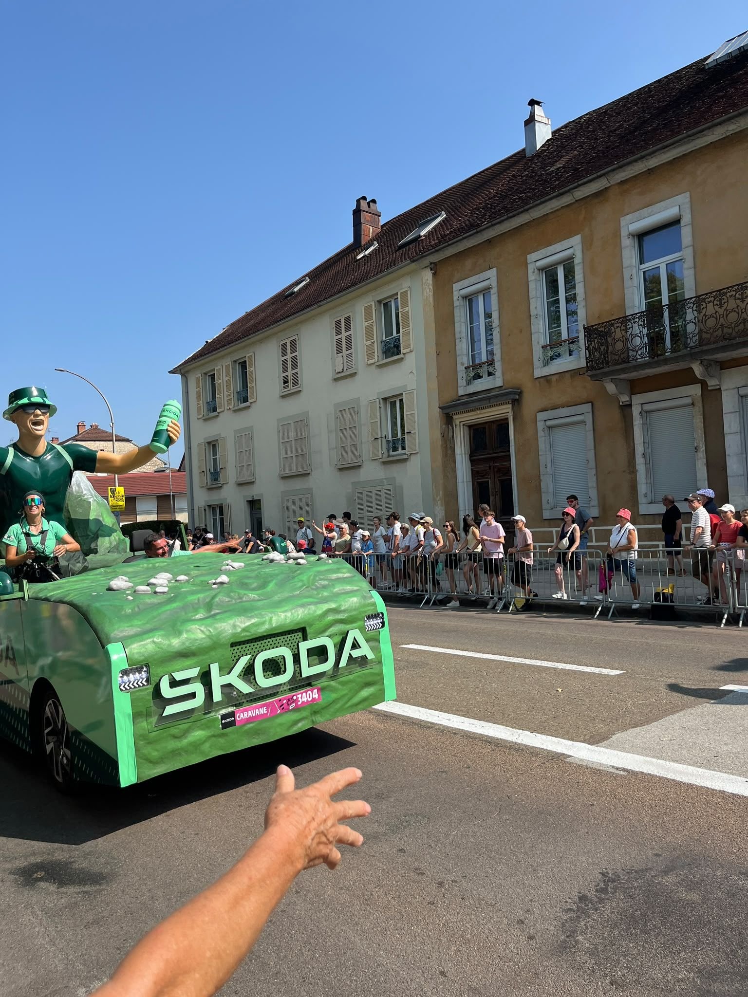 Char publicitaire de la marque Škoda défilant dans la caravane du Tour de France, photo gratuite