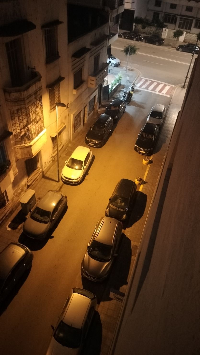 Voitures stationnées le long du trottoir, photo gratuite