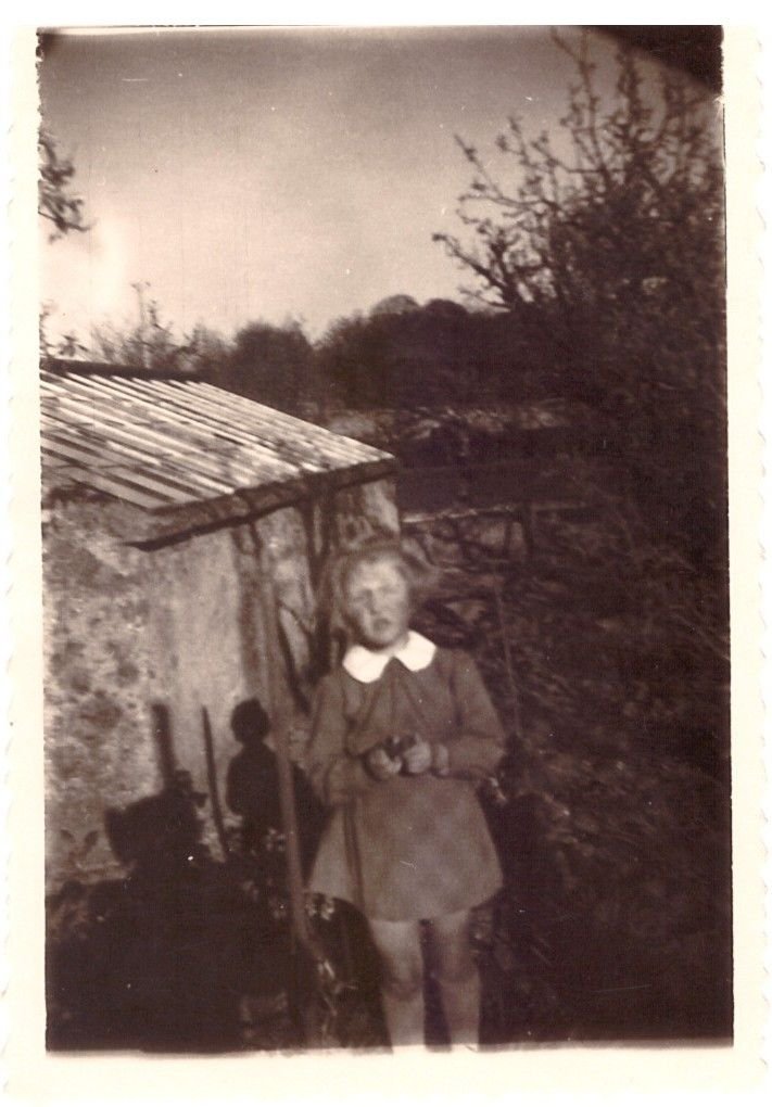 Petite fille devant une vieille cabane sur une photo ancienne gratuite