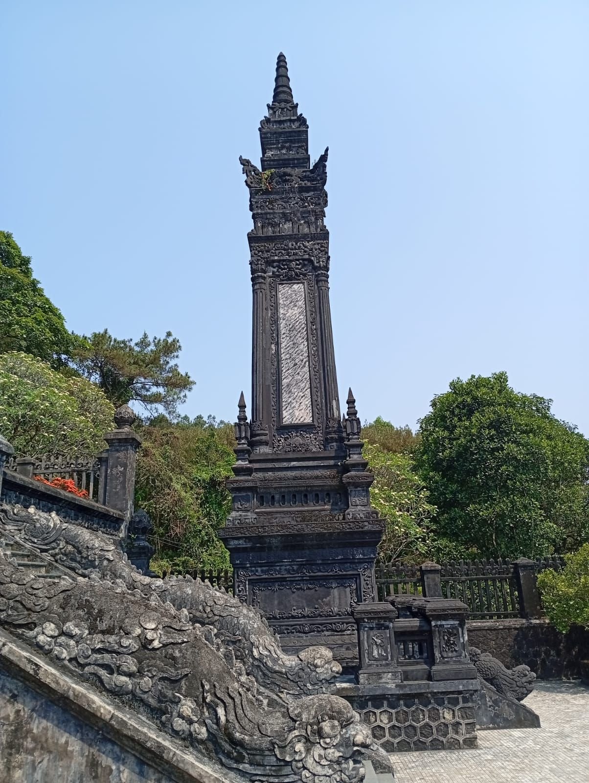 Colonne de porte du tombeau de l'empereur Khải Định à Huế, au Vietnam, photo gratuite