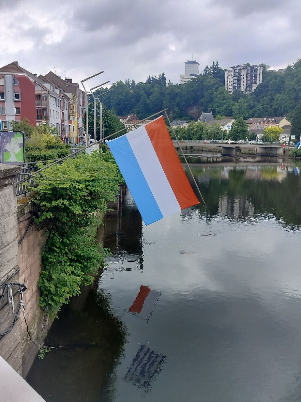 Drapeau du Luxembourg accroché à un mur au bord du lac, photo gratuite