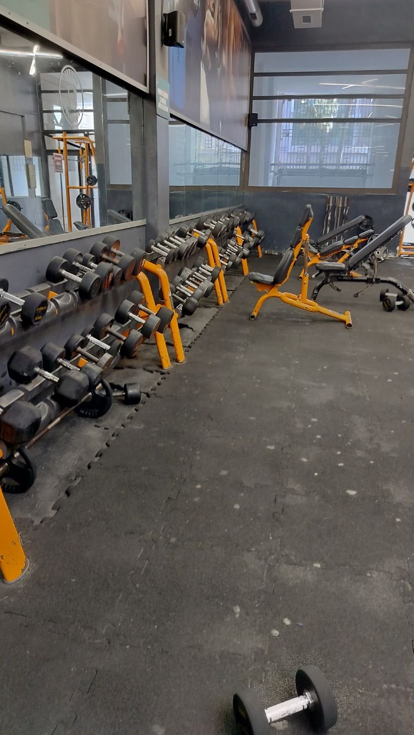 Salle de sport moderne, équipement, photo gratuite