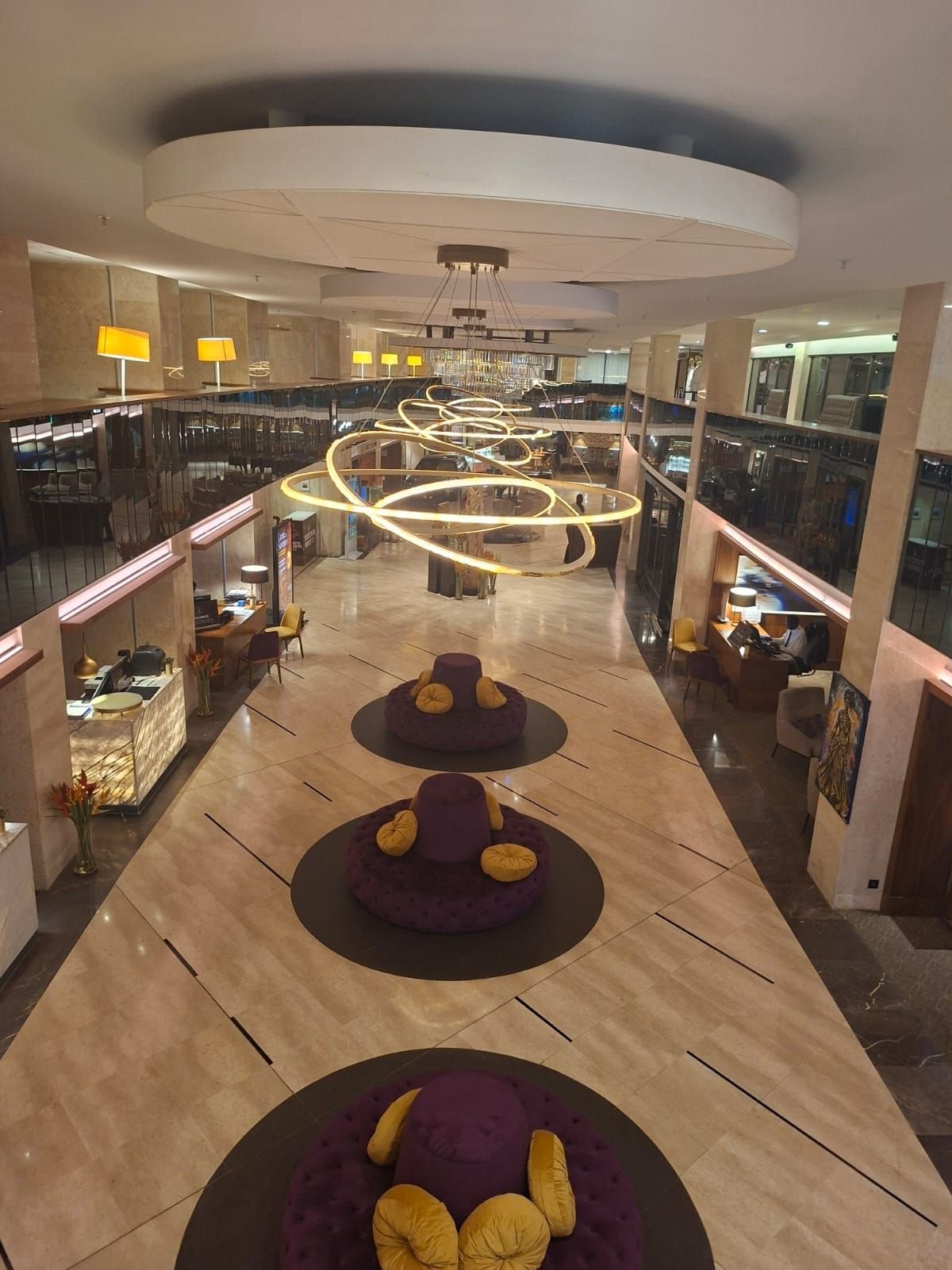 Le hall de l'hôtel 2 Février, situé à Lomé, la capitale du Togo, photo gratuite