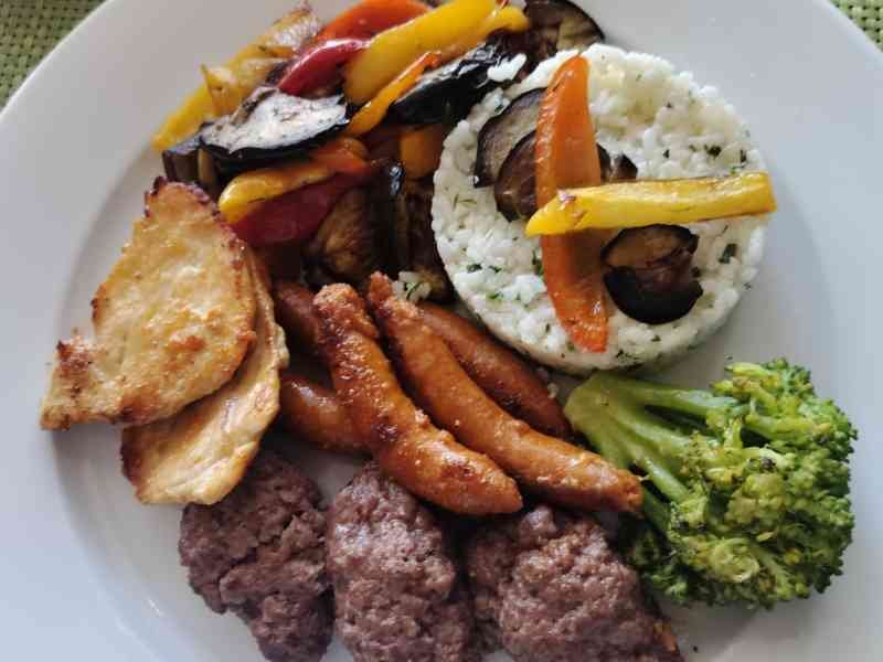 mixed grill légumes et riz, photo gratuite