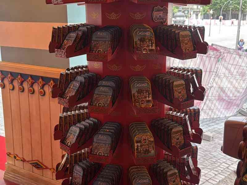 Manège présentant des boites de conserves dans une boutique, porto, Portugal, photo gratuite
