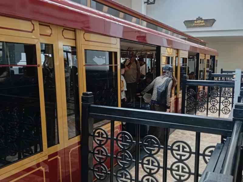 Train touristique dans le centre commercial Sun Plaza à Sapa, au Vietnam, photo gratuite