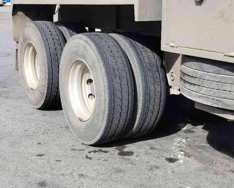 Roue d'un camion, photo gratuite
