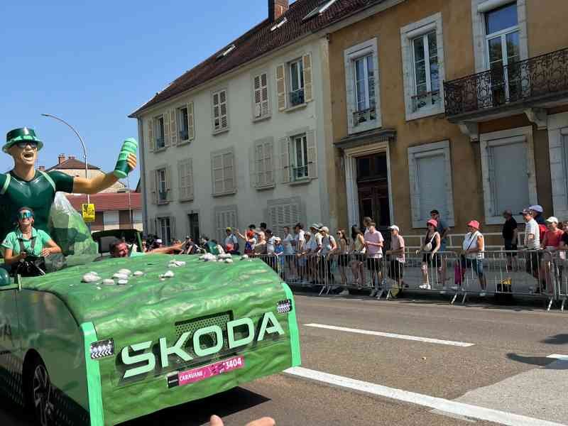 Char publicitaire de la marque Škoda défilant dans la caravane du Tour de France, photo gratuite