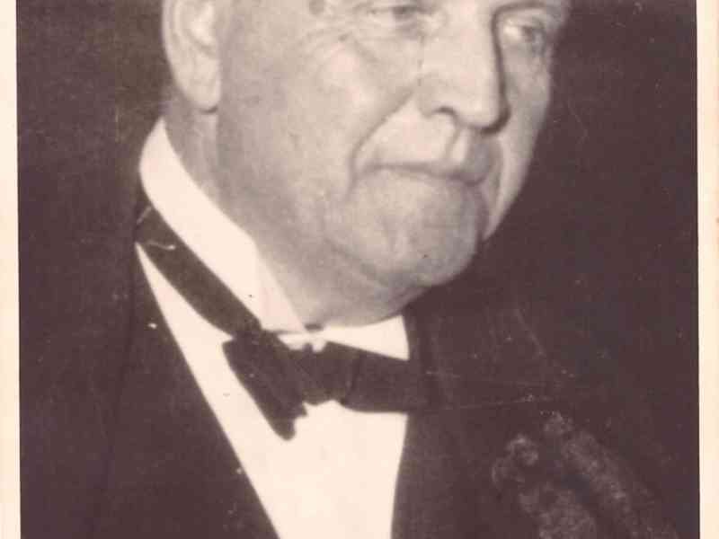 Portrait ancien d'un homme en costume et nœud papillon photo gratuite