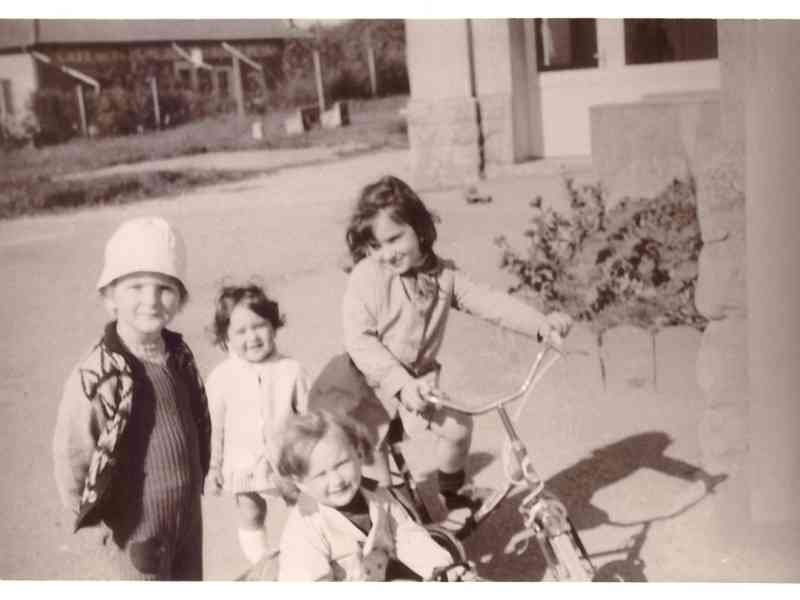 Photo ancienne en noir et blanc d'un groupe d'enfants s'amusant à vélo image gratuite