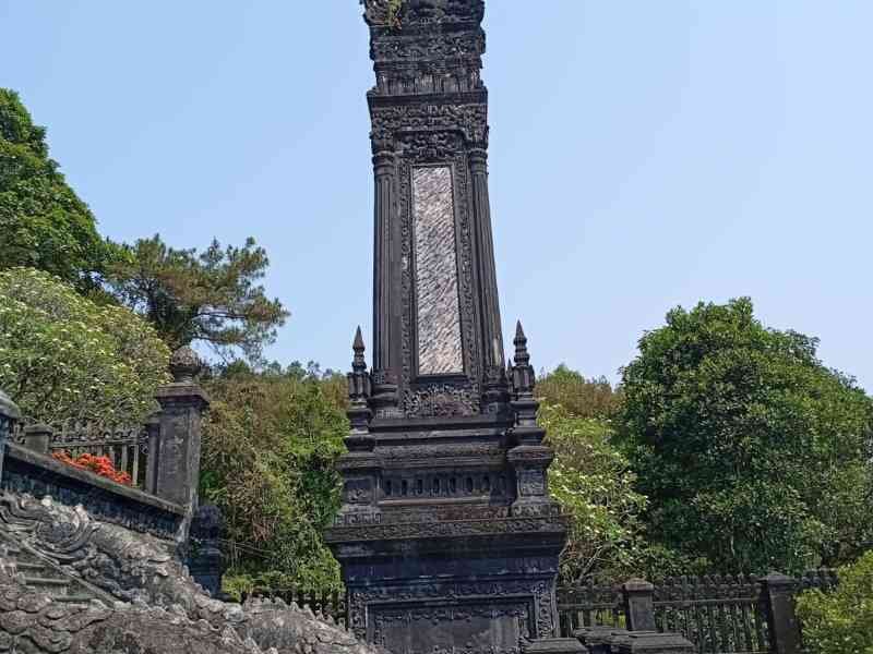 Colonne de porte du tombeau de l'empereur Khải Định à Huế, au Vietnam, photo gratuite