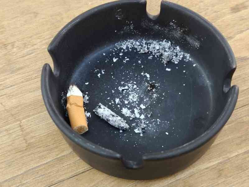 Cendrier, cigarette, photo gratuite